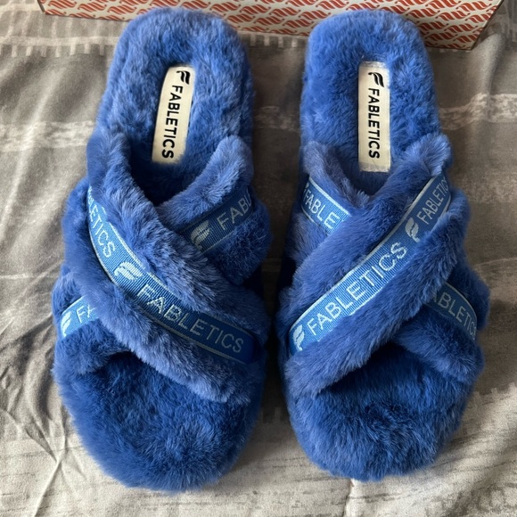 Brand new with box Fabletics Criss Cross slippers - Picture 3 of 6